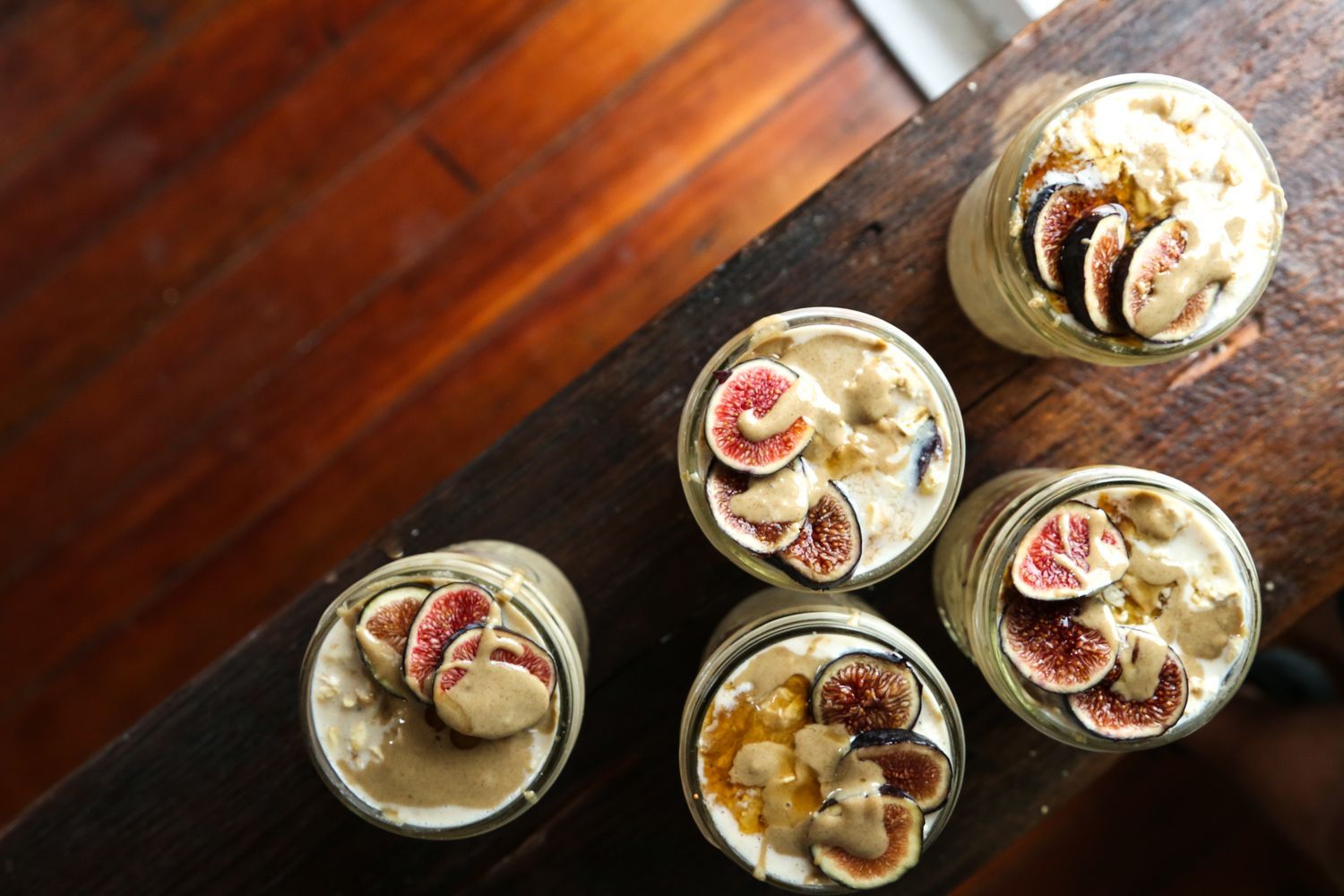 pudding de avena con leche vegetal, higos y pipas de calabaza